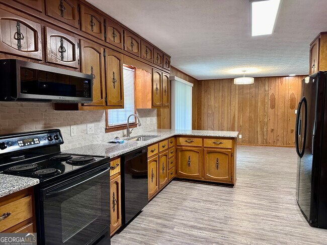Building Photo - 5506 Woodland Dr