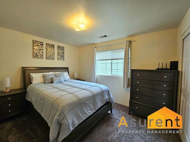 Building Photo - Charming Fully Furnished Home located in the vibrant city of Medford!