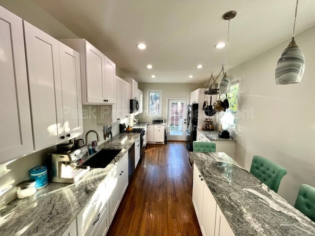 Building Photo - 3327 W Grace St