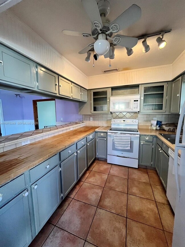 Building Photo - 8075 SE Palm St