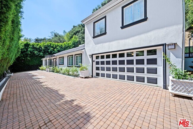 Building Photo - 2563 Hutton Dr