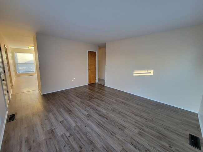 Building Photo - 4 bed, 2 bath, 2 car garage