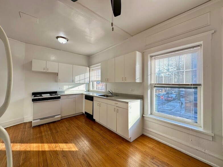 Building Photo - 2306 W Wilson Ave