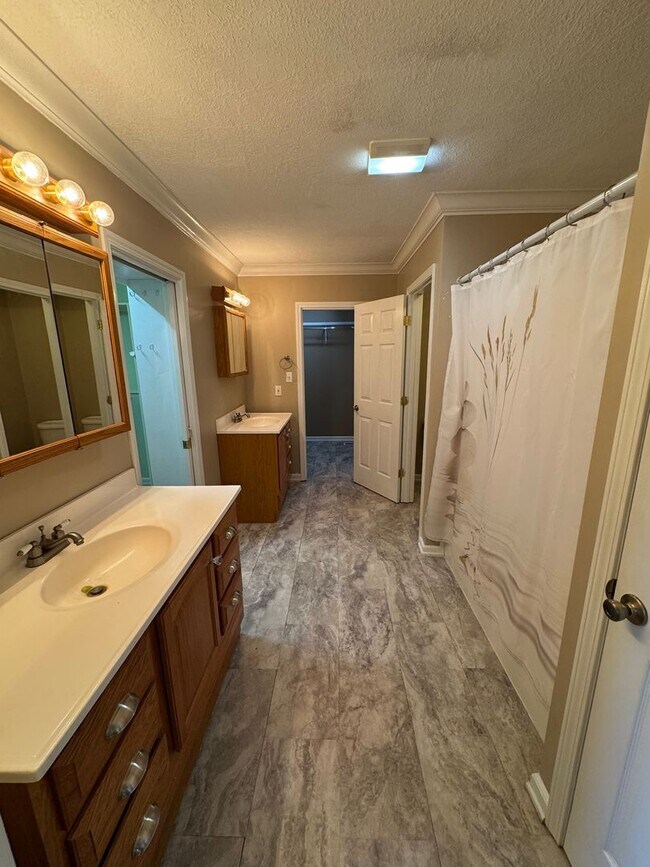 Building Photo - Steps from the Tee—Your Golf Course Home A...
