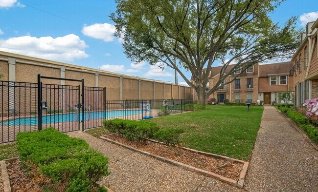 Building Photo - 482 N Post Oak Ln