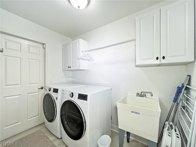 Building Photo - 1325 NE 5th Pl