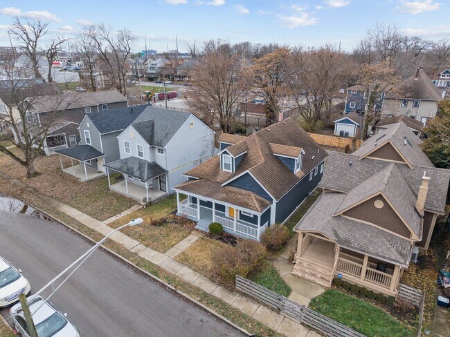 Building Photo - 2224 N Kenwood Ave