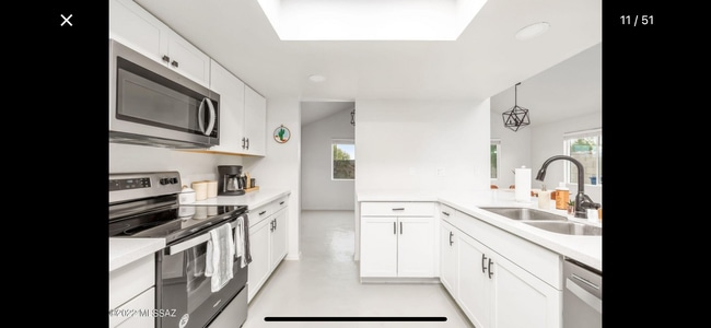 Building Photo - Gorgeous Remodeled Home w/Community Pool i...
