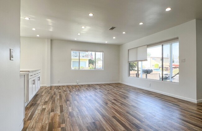 Building Photo - 345 N Florence St