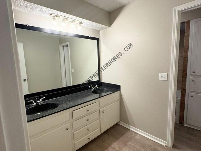 Building Photo - 200 Lochwood Cir