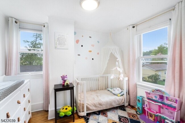 Building Photo - 60 Searing St