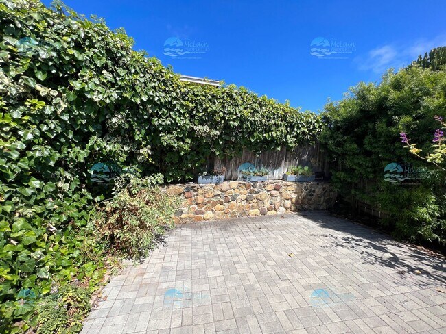 Building Photo - 304 N Rios Ave
