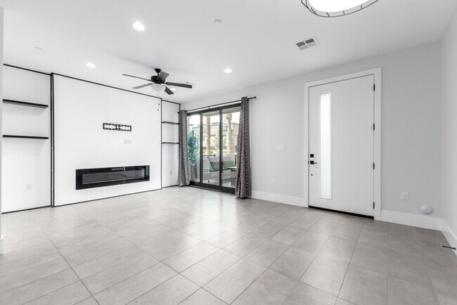 Building Photo - 164 E Lexington Ave