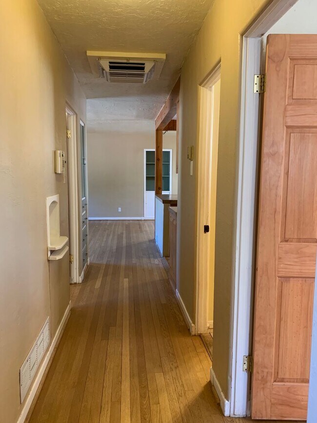 Building Photo - Splendid 4 Bedroom, 1.5 Bath Home Near Kirtland AFB! Available Now!