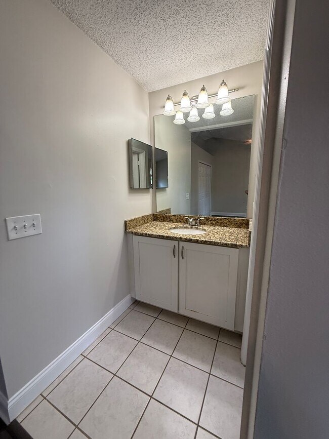 Building Photo - 2/2 Town Home in Casselberry