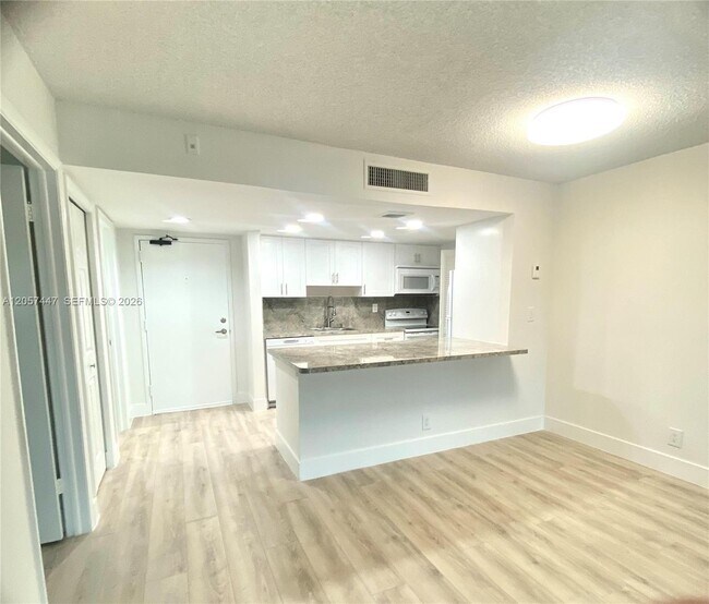 Building Photo - 240 Lakeview Dr