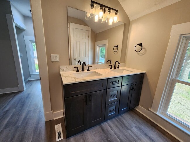 Building Photo - Spacious 5-Bedroom, 2-Bathroom Home AVAILA...