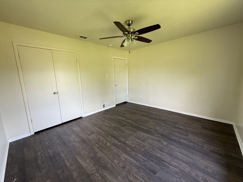 Building Photo - 3525 Country Club Rd