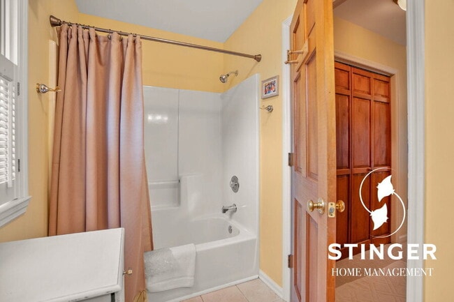 Building Photo - 1808 Lenora Dr