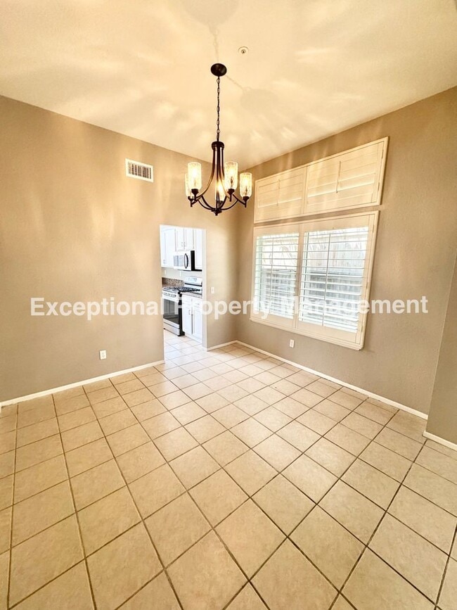 Building Photo - Great 4 bed 3 bath home in Fontana