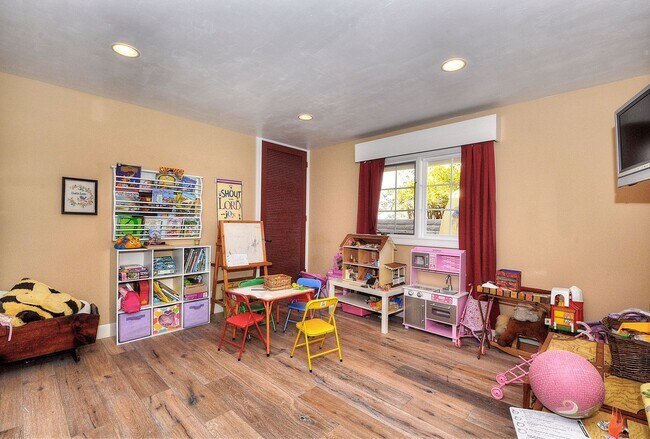 Building Photo - 4022 Calle Marlena