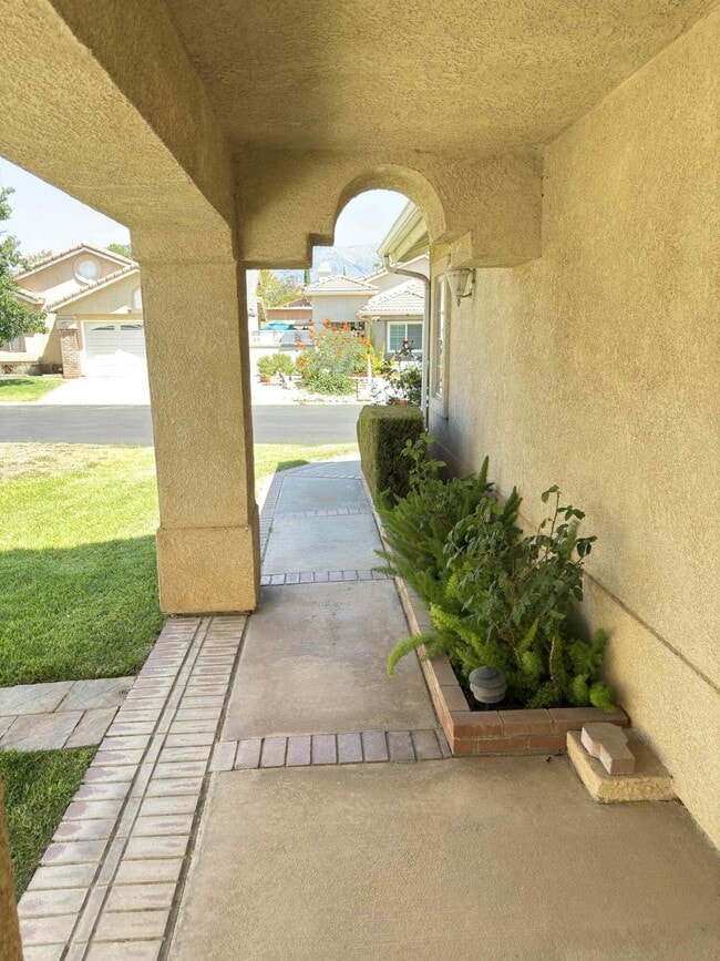 Building Photo - 2890 Summer Set Cir