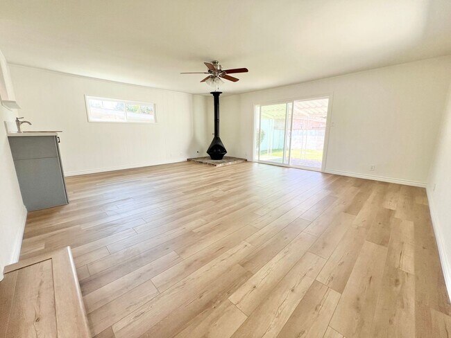 Building Photo - Charming Remodeled Lakewood Home with Bonu...