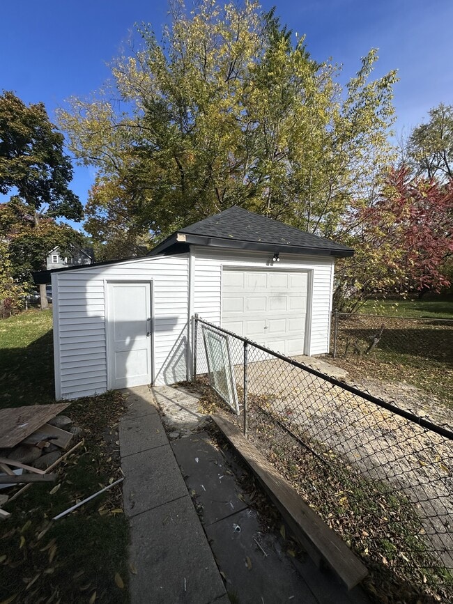 Building Photo - 1023 Bement St