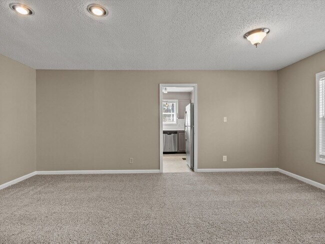 Building Photo - Large lot and close to town.