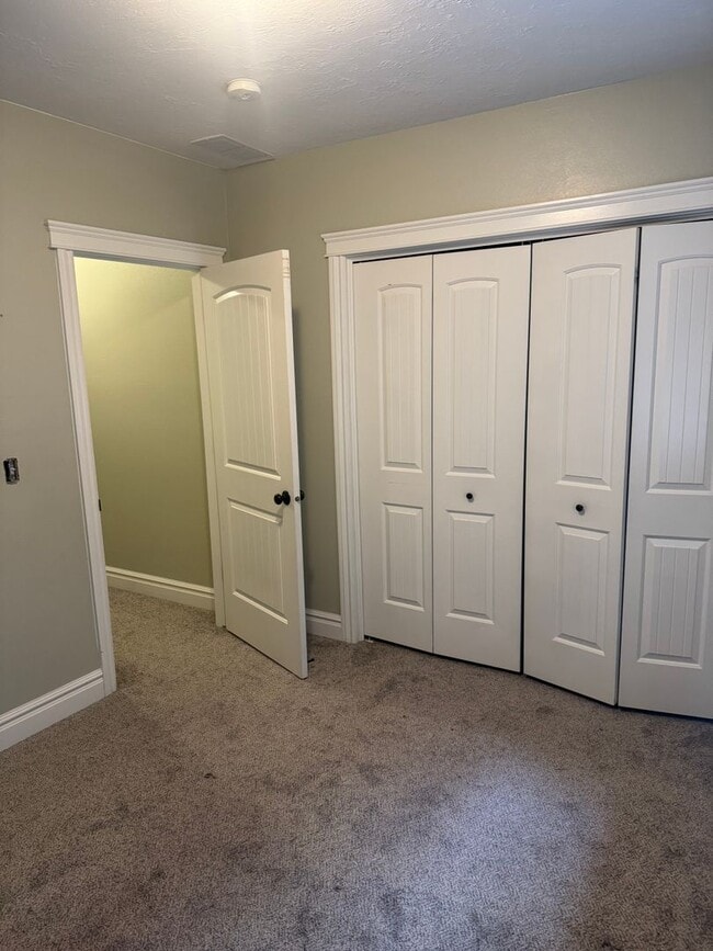 Building Photo - Large & Beautiful 6 Bedroom, 3 Bathroom Ho...