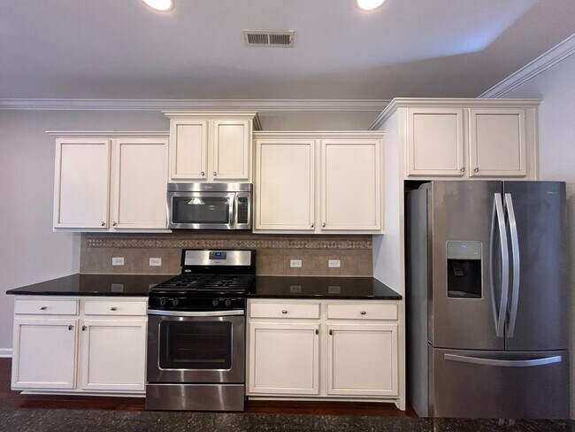 Building Photo - Spacious 3BD, 3.5Bath, 2700+ SF Townhome Minutes from RTP