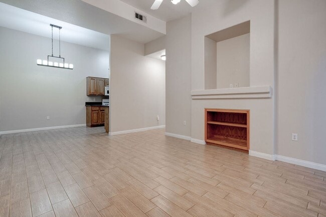 Building Photo - 2305 W Horizon Ridge Pkwy