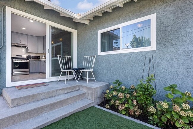 Building Photo - 5635 Pimenta Ave