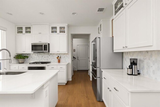 Building Photo - 2509 Simond Ave