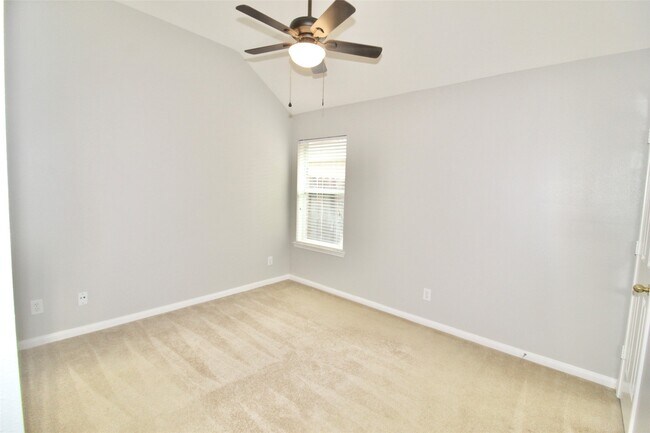 Building Photo - 915 Rock Springs Dr