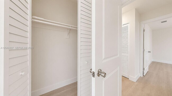 Building Photo - 1670 W 42nd St