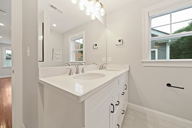 Building Photo - 15 Lakeview Ave