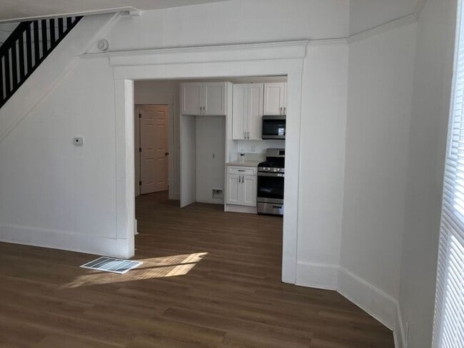 Building Photo - Two Story Home - 7 Bedrooms and 4 Bathroom...