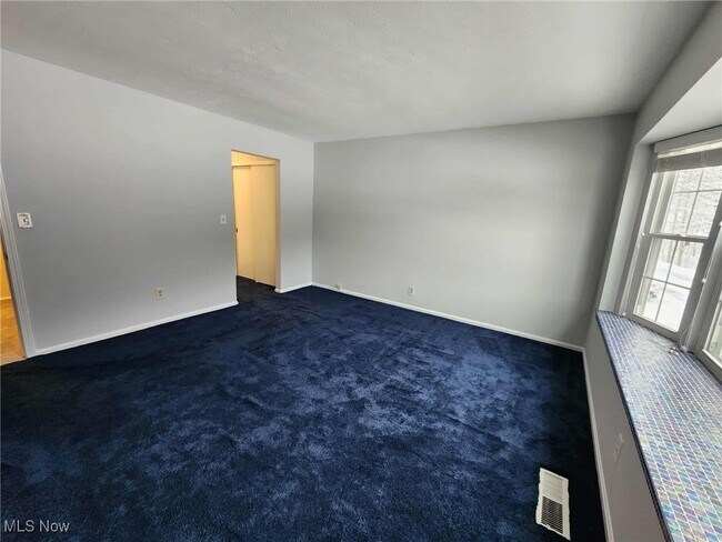 Building Photo - 6960 Carriage Hill Dr