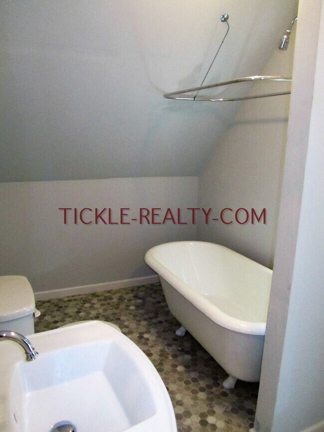 Building Photo - 3 Bedroom Single Family House