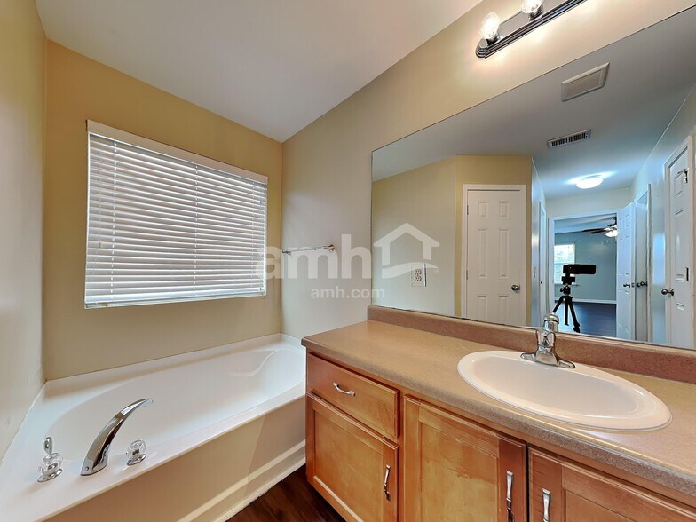 Building Photo - 137 Lake House Rd