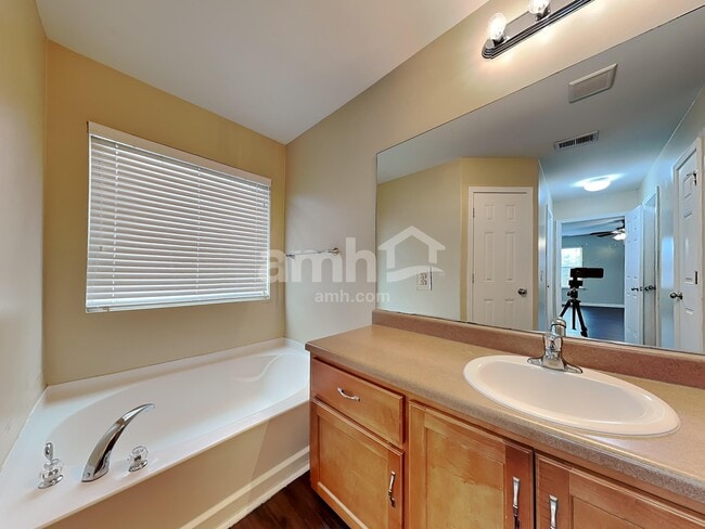 Building Photo - 137 Lake House Rd