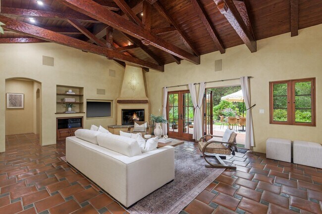 Building Photo - 4865 Vieja Dr