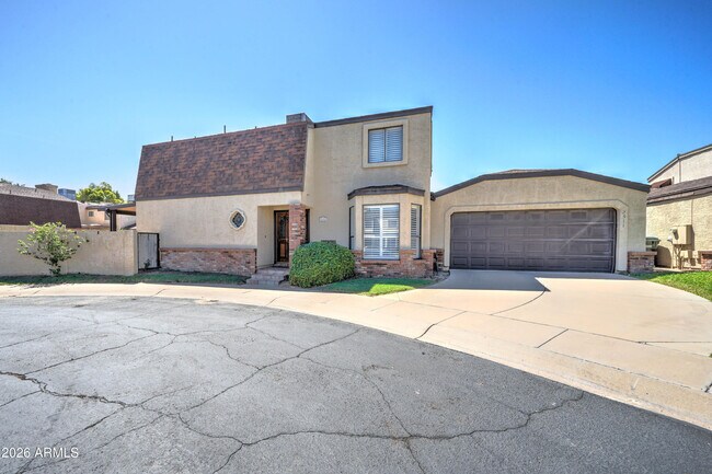 Building Photo - 2511 E Shaw Butte Dr