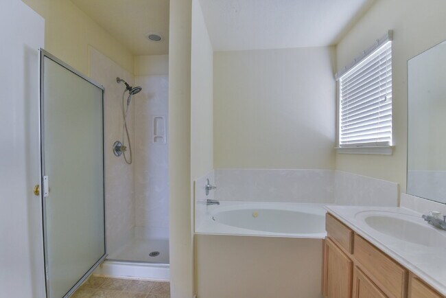 Building Photo - 5719 Clerkenwell Dr