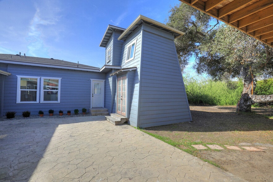 Private Courtyard - 6716 Pasado Rd