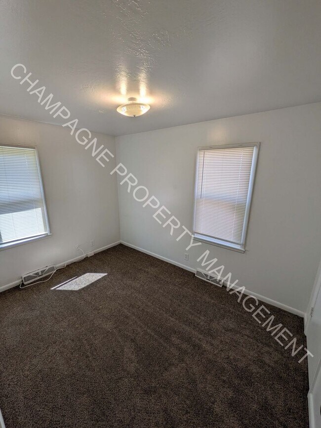 Building Photo - 701/703 Deweese St