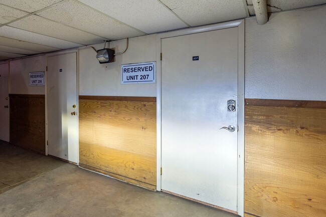 Building Photo - 700 S Monarch St