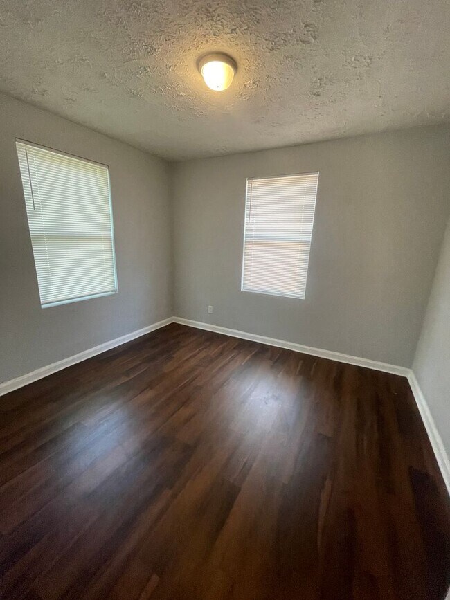 Building Photo - 3/1 Single family home : Available now!