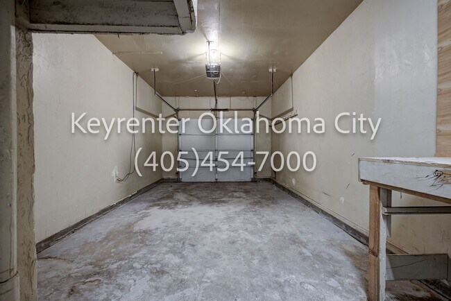 Building Photo - 1520 Rowena Ln